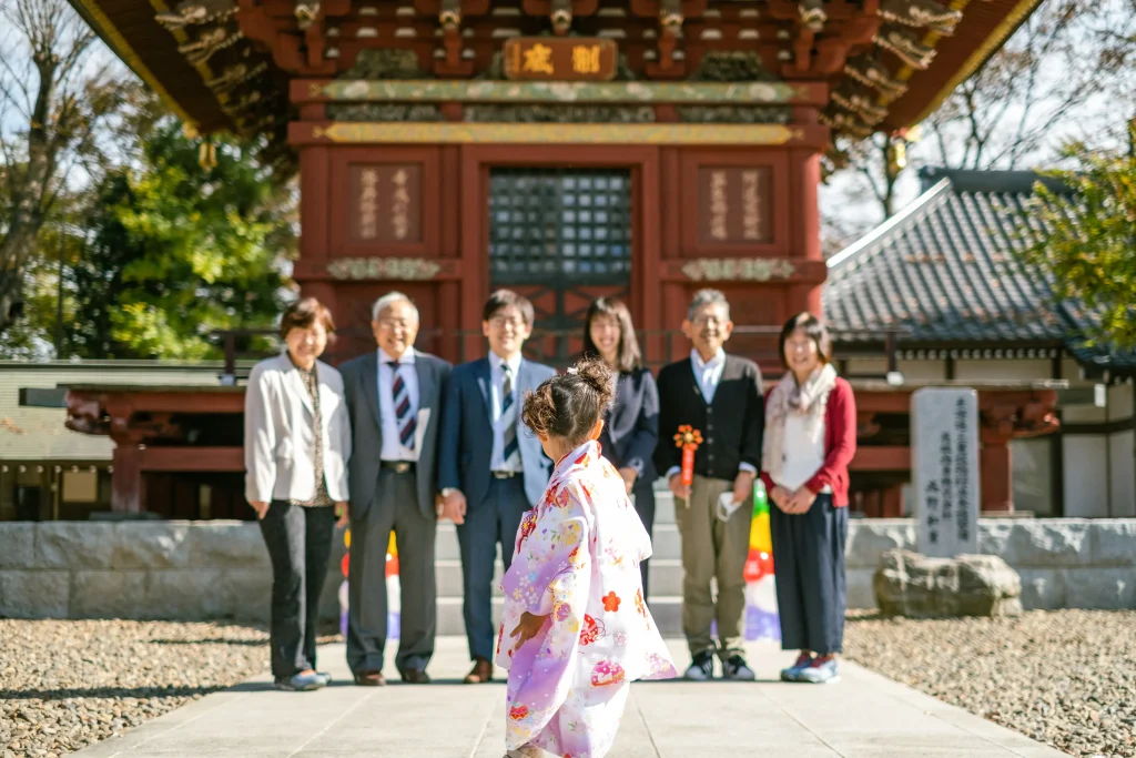 板橋不動尊で七五三のお参りをする家族