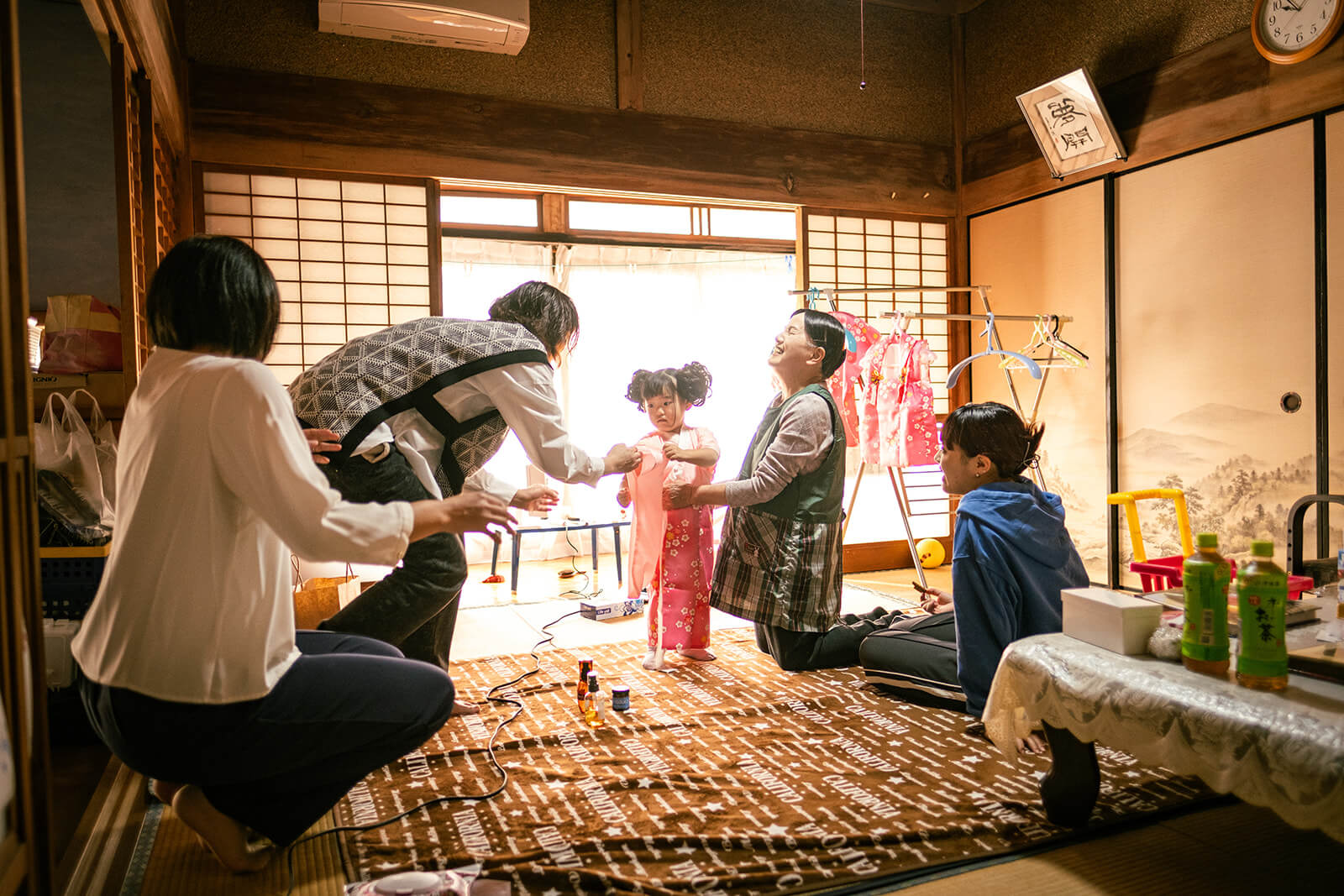 居間で着物を着る女の子