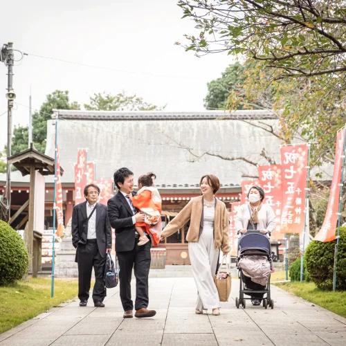神社で歩いている家族写真